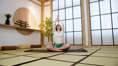 Frau-Macht-Yoga-Drinnen