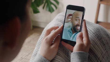 Mujer-Joven-Teniendo-Video-Chat-Usando-Un-Teléfono-Inteligente-En-Casa-Charlando-Con-Su-Novio-Mostrando-Peinado-Compartiendo-Estilo-De-Vida-Disfrutando-De-Una-Relación-De-Larga-Distancia