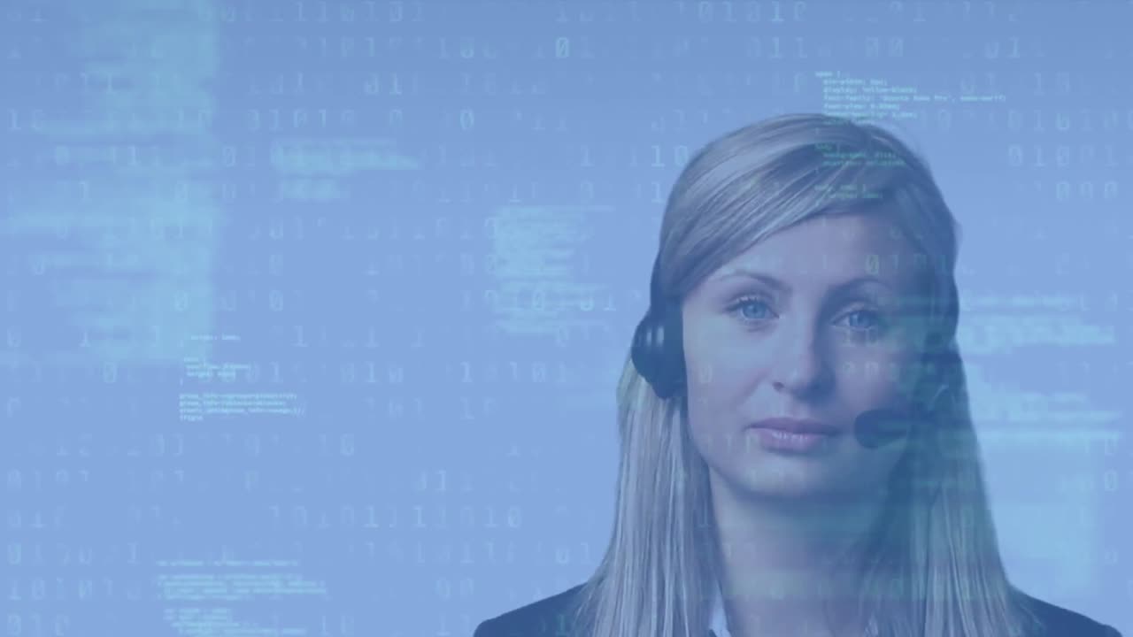 анимация компьютерного языка, двоичные коды через кавказский агент колл-центра, разговаривающий через наушники.