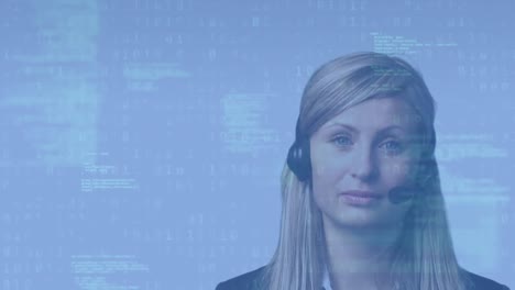 Animation-Der-Computersprache,-Binärcodes-über-Einem-Kaukasischen-Callcenter-Agenten,-Der-über-Ein-Headset-Spricht