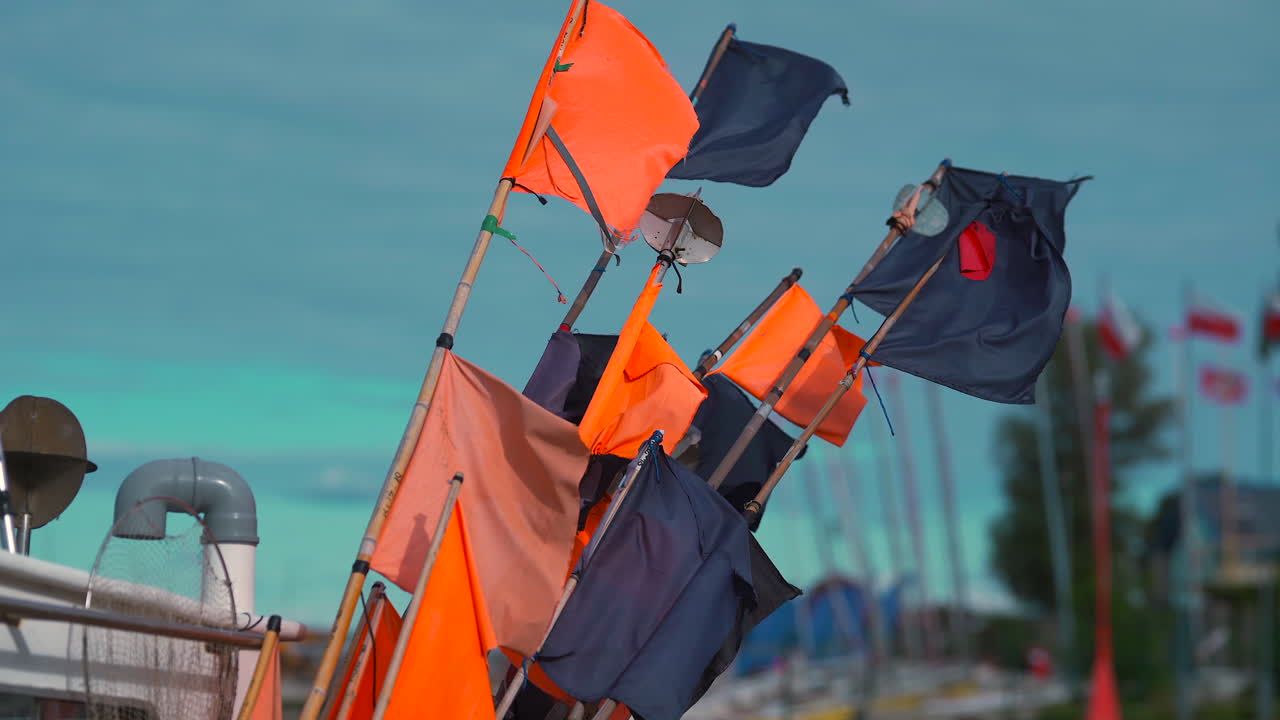 banderas de pesca que fluyen con el viento en el barco de pesca