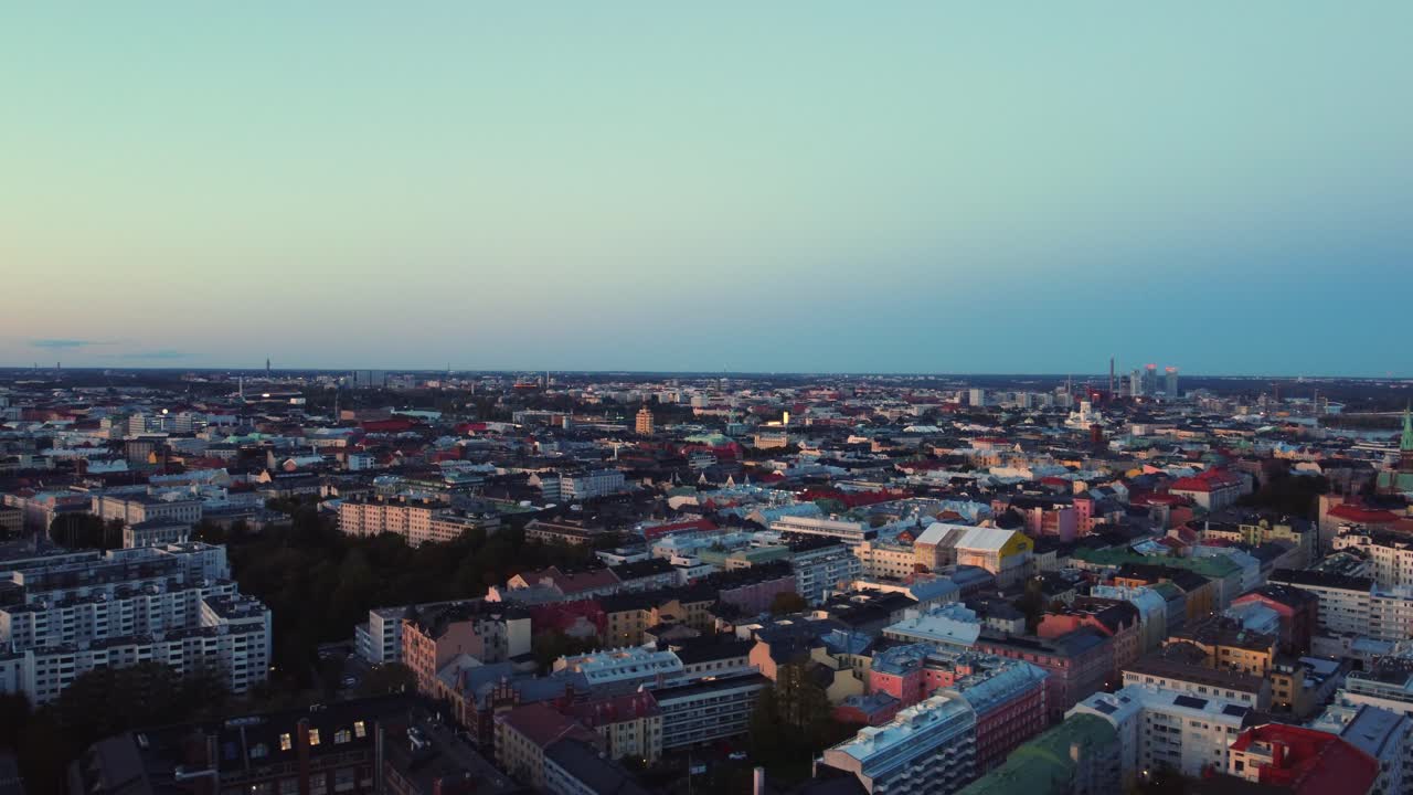 golden hour city flyover: edificios de helsinki, finlandia, luz de la noche