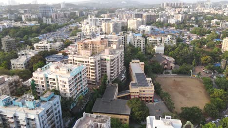 Drone-Shot-Vista-De-Pájaro-Andher-Marol-Estación-De-Metro-Aeropuerto-Internacional-De-Mumai-Mumbai-India-Gran-Angular-Suelo-Verde-Vista