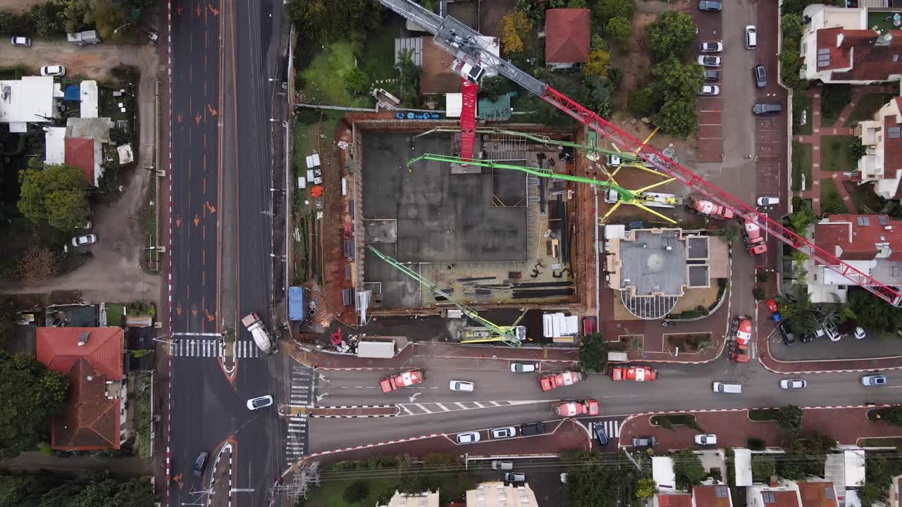 vista aérea de arriba hacia abajo de los rascacielos en construcción con vistas a la ciudad, tel aviv, israel