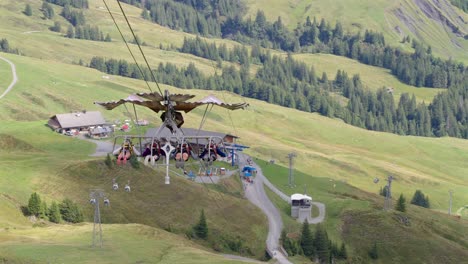 Vier-Personen-Fahren-Mit-Dem-Ersten-Gleiter-Von-Grindelwald-In-Der-Schweiz