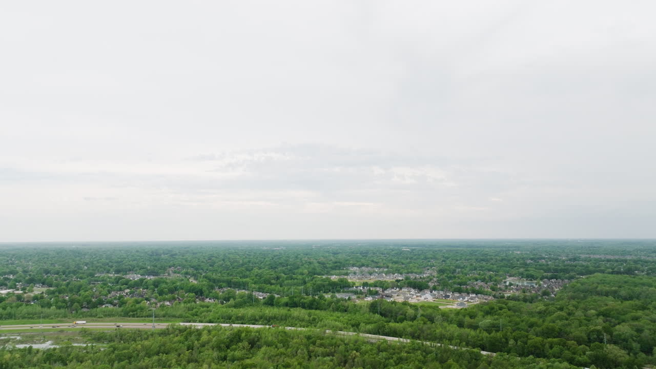 amplia vista aérea del río wolf que fluye a través de collierville, tennessee, con exuberante vegetación