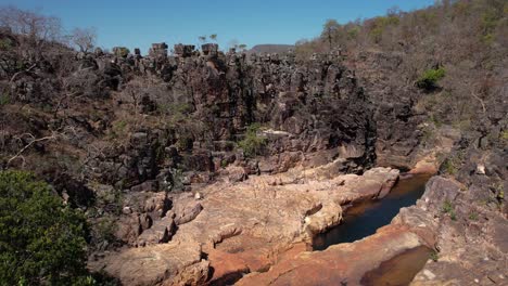 Gran-Pared-De-Roca-En-Cascada