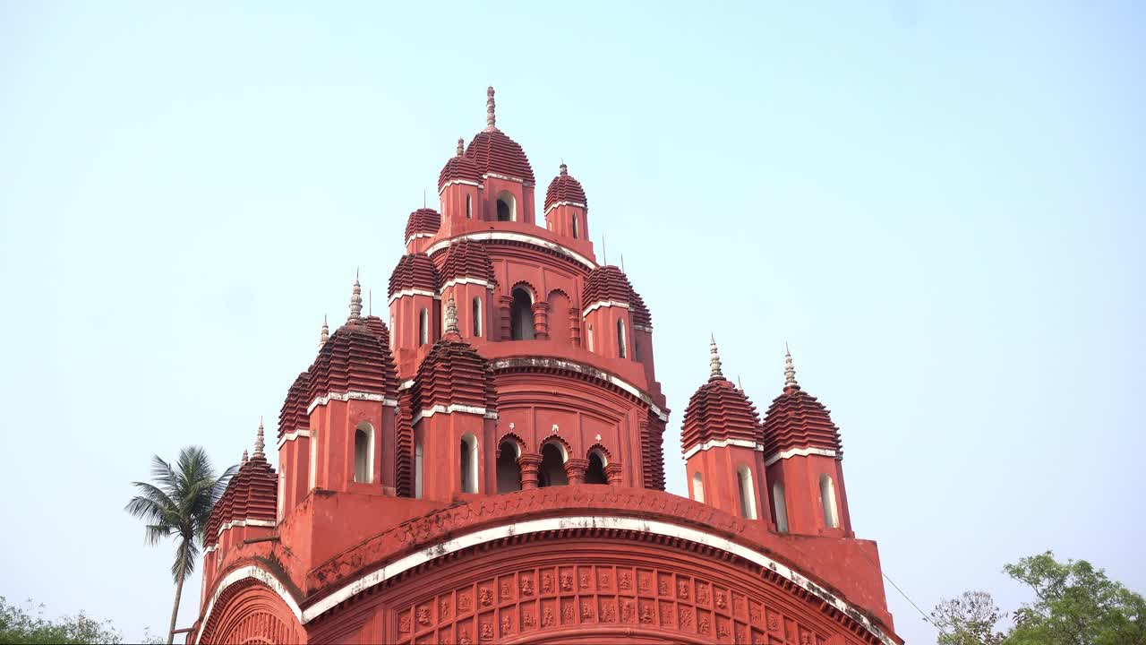 The Somra Bazar Anandamayi Temple was established in 1813. The terracotta art on the temple walls and the social system of the time are mentioned. This temple was established by Bireshwar Mustifi.