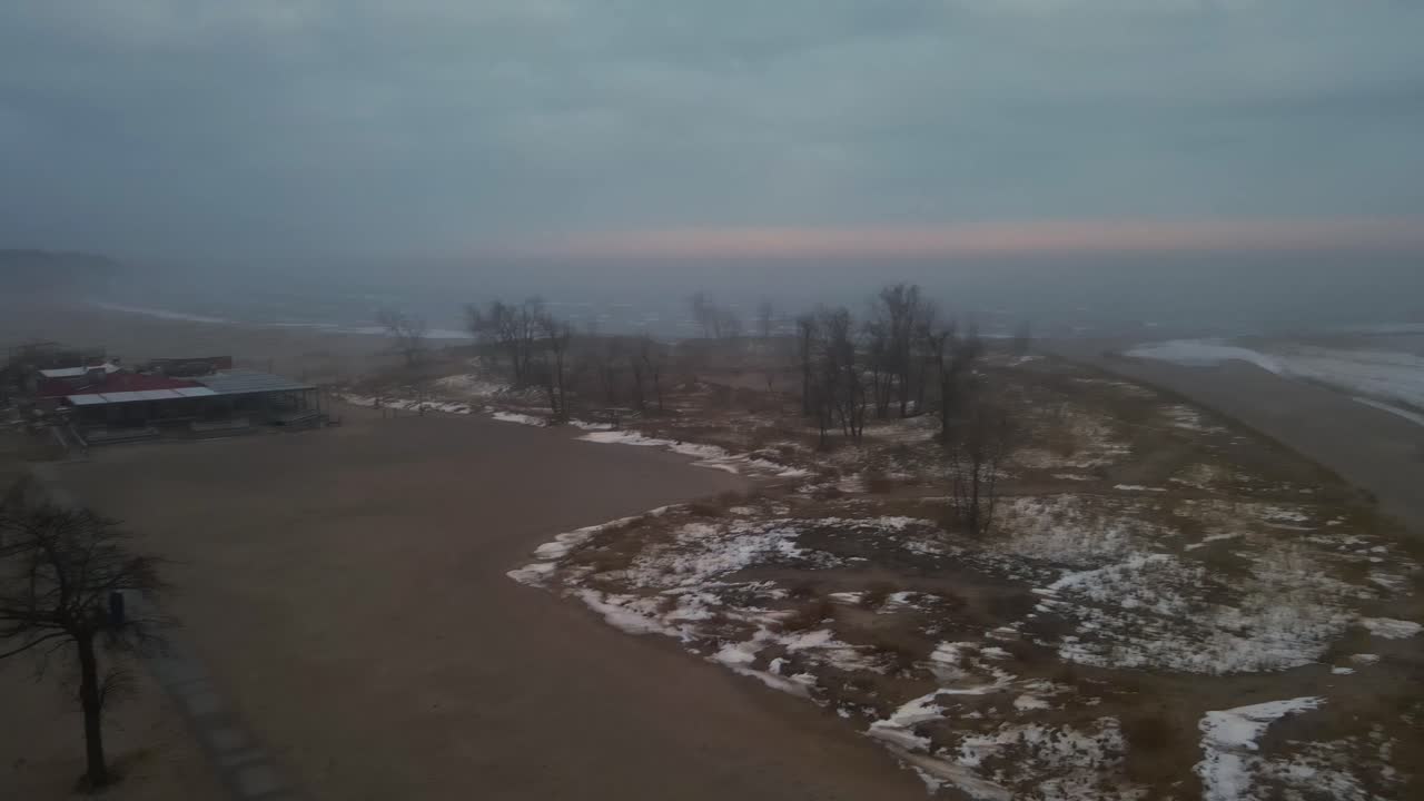 Un atardecer sobre el lago Michigan en invierno