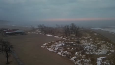 una puesta de sol sobre el lago michigan en invierno