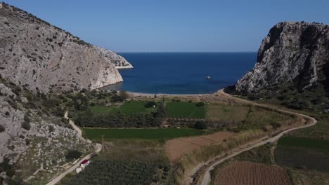 abriéndose al mar entre dos montañas