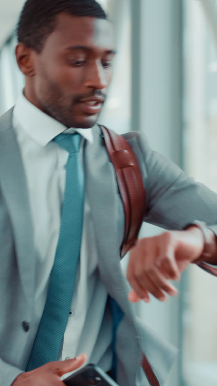 Professionista che si affretta e controlla l'ora sul suo orologio
