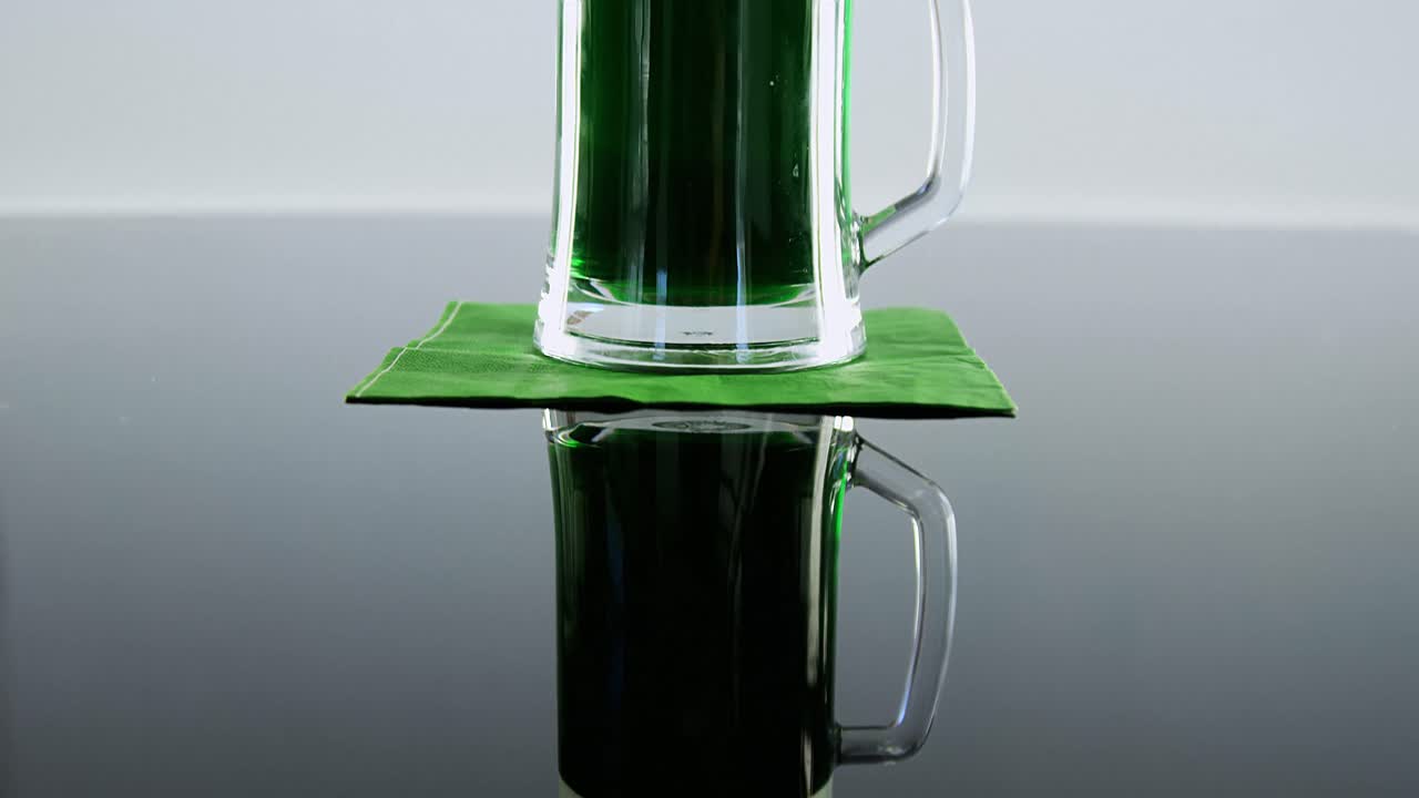 pinta verde de cerveza en la mesa para san patricio