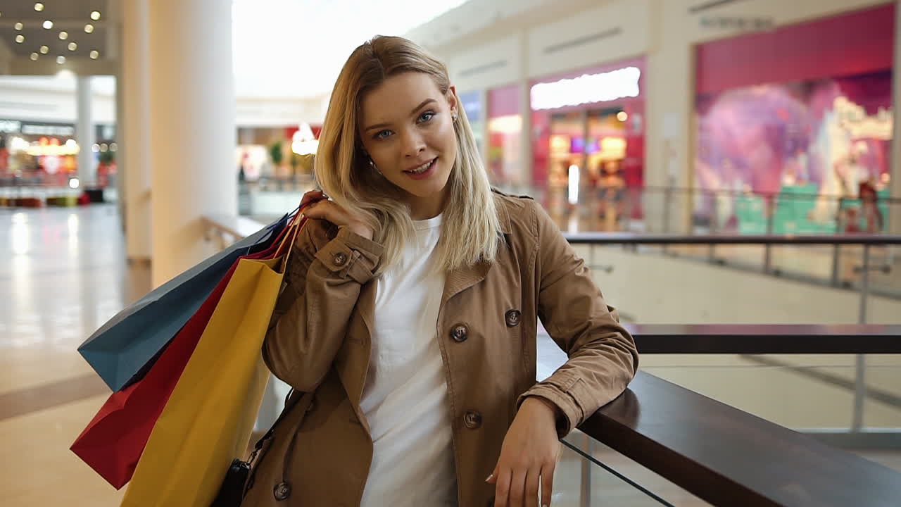쇼핑몰에서 쇼핑하는 여자