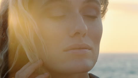 retrato de perto de uma bela mulher loira a desfrutar da tranquila praia ao pôr-do-sol a contemplar a viagem a explorar a espiritualidade a sentir liberdade com o cabelo soprado pelo vento