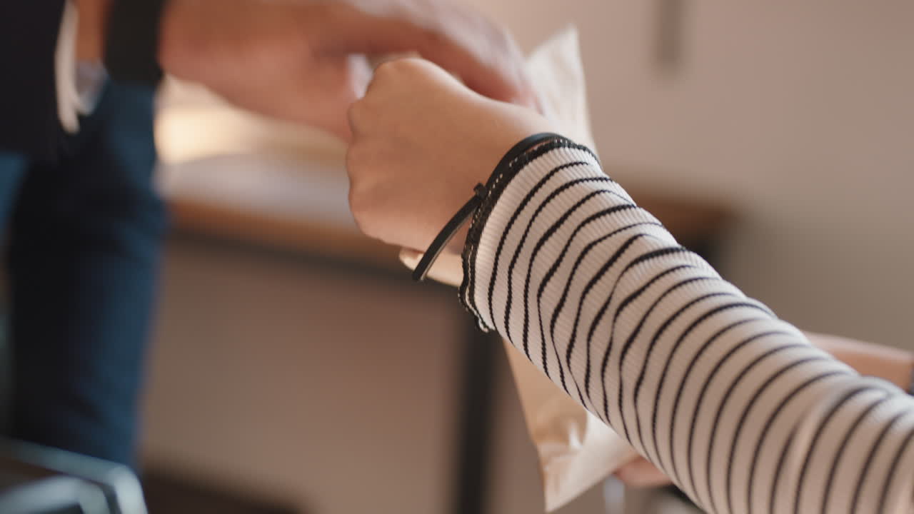 가까운 고객이 스마트 워치를 사용하여 접촉없는 결제를하고 모바일 돈 송금 카페에서 커피를 구입하고 레스토랑에서 서비스를 즐기고 있습니다.