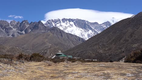 um lapso de tempo de nuvens sobre os picos das montanhas do himalaia no nepal