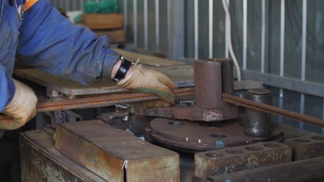 doblar el refuerzo metálico. cortar accesorios metálicos. cortar barras metálicas. construcción. cortar metales.