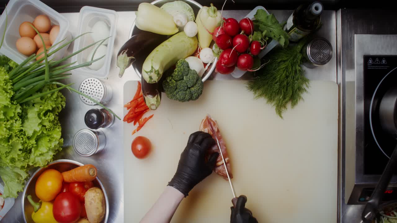 베이컨과 채소를 준비하는 것