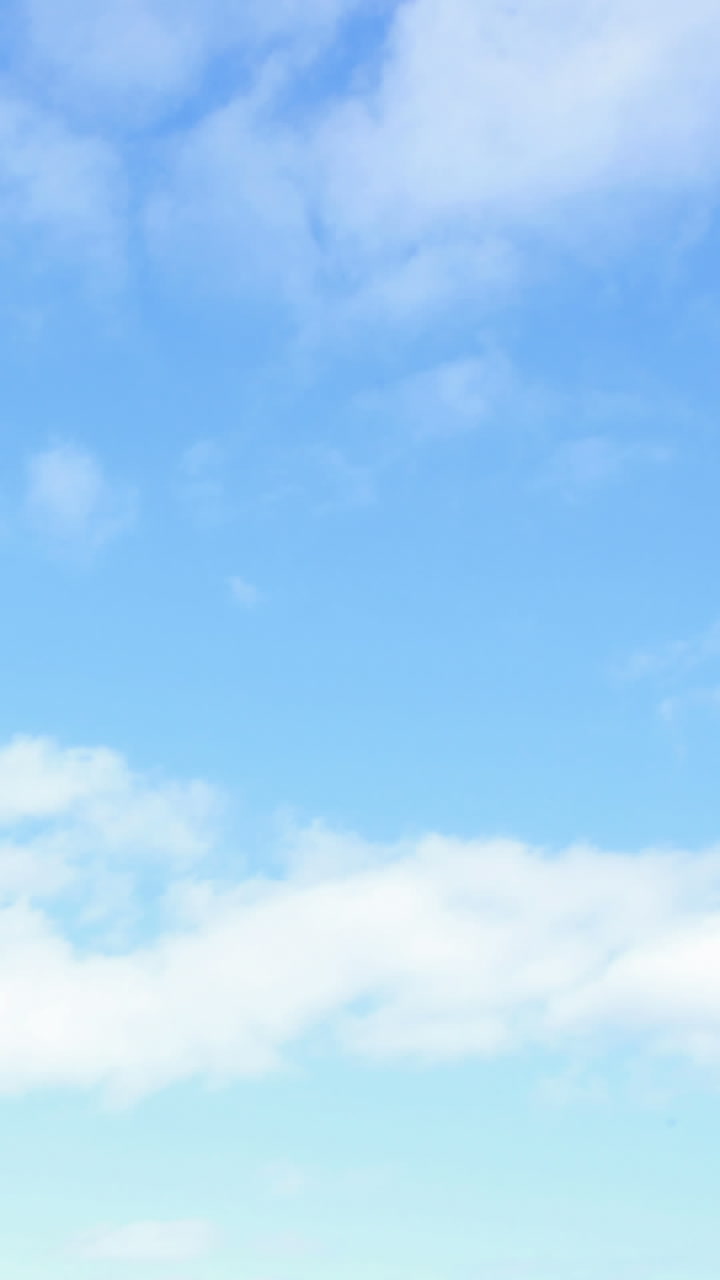 un cielo azul soleado con nubes