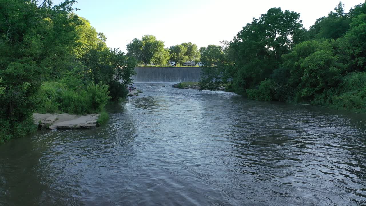 río con cascada y presa