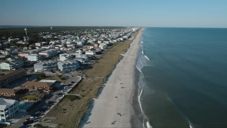 vuelo aéreo sobre la línea principal de kure beach carolina del norte 4k