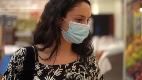 Joven-Y-Atractiva-Mujer-Latina-Con-Mascarilla-Comprando-En-Una-Tienda-De-Comestibles-Durante-Una-Pandemia