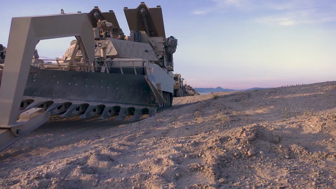 116 여단 공병 대대 m1150 강습 브리처 차량이 즉석 폭발 장치의 전장을 휩쓸 준비를 합니다.