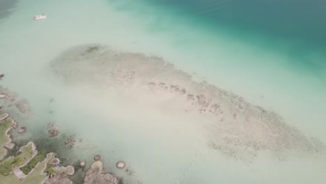 墨西哥夏季,海<unk>和码头的浅水清水的空中景色