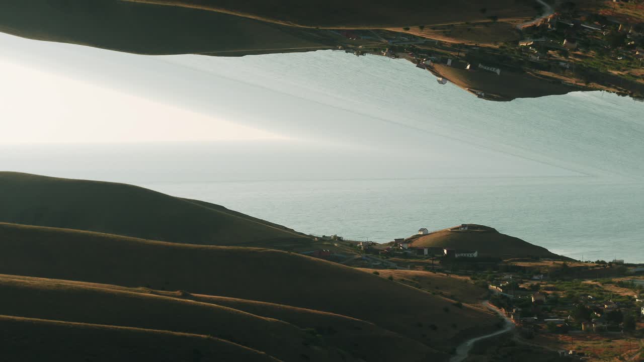 paisaje costero reflejado