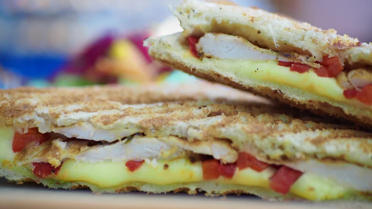 sándwich de pollo a la parrilla y pimienta roja