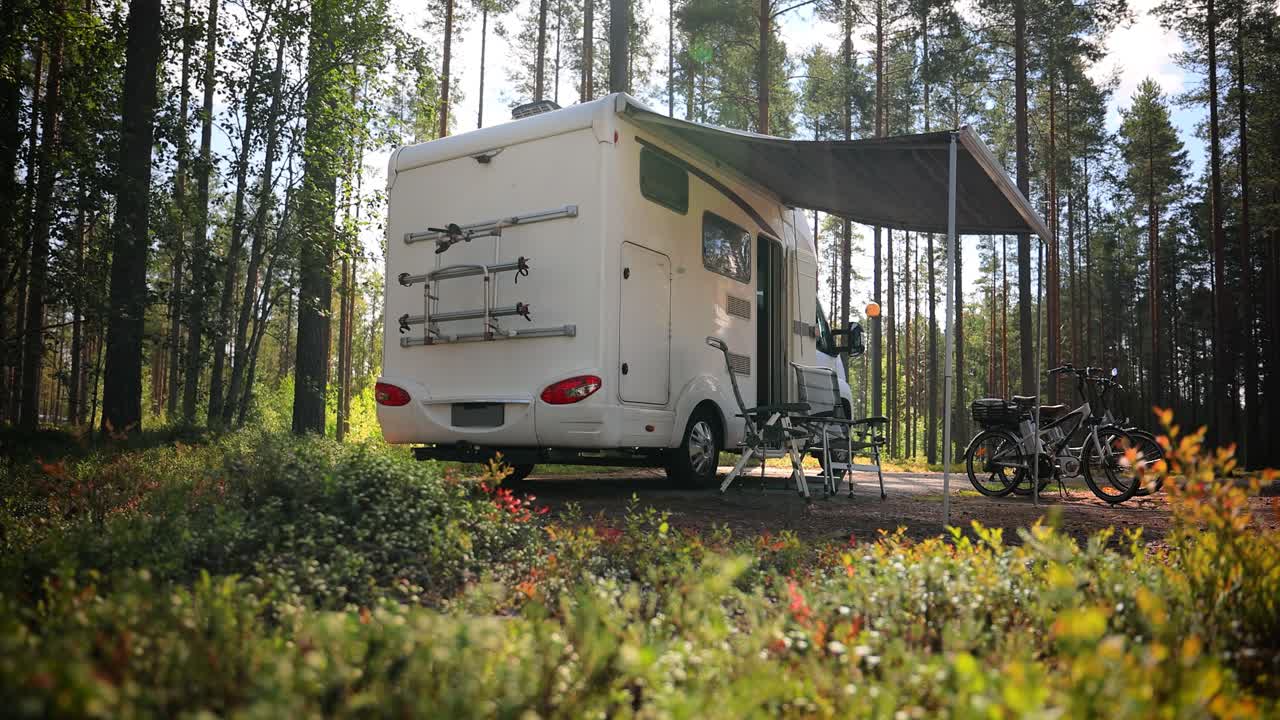 가족 휴가 여행 트럭, 휴가 여행 모터카, 카라반 자동차 휴가.