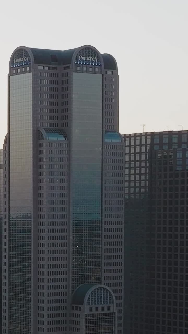 Vista do centro de Dallas do alto durante o pôr do sol no Texas