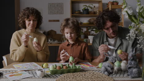 decoración de huevos de pascua en familia