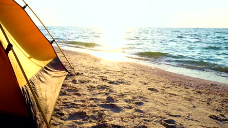 acampando en una playa de arena al amanecer