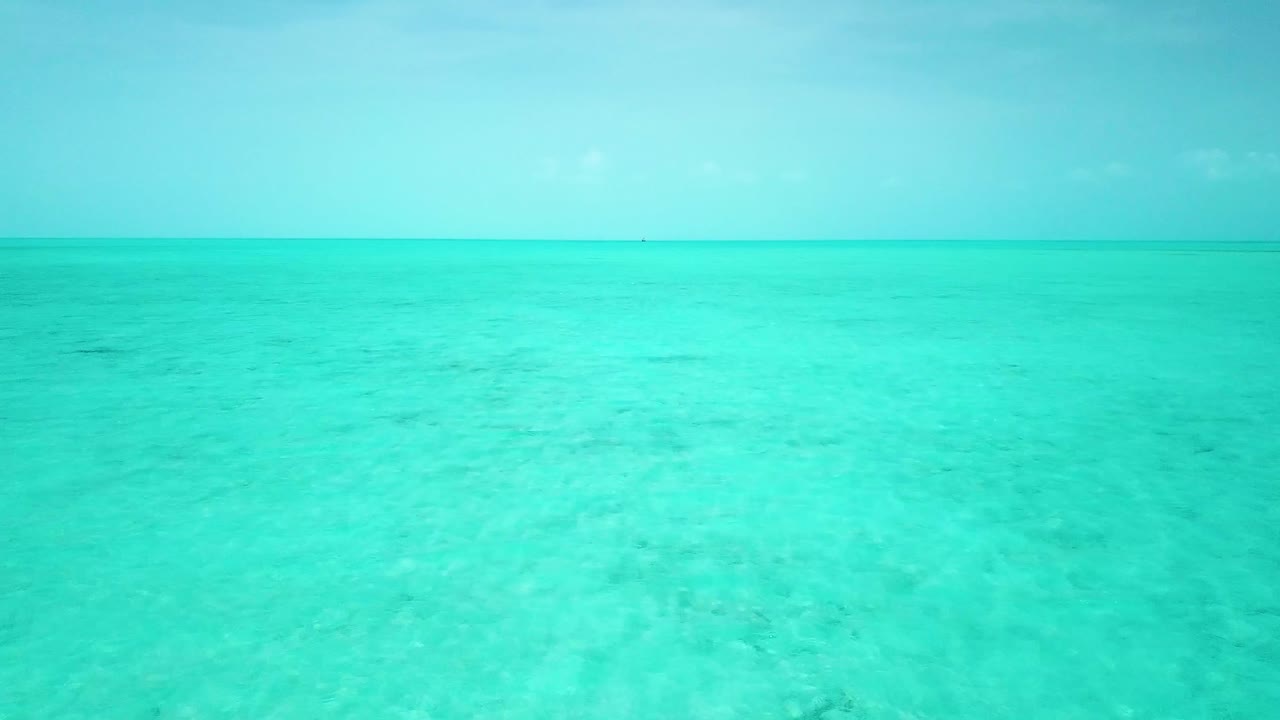 Agua cristalina del océano frente a la costa de Providenciales en el archipiélago de Turcas y Caicos