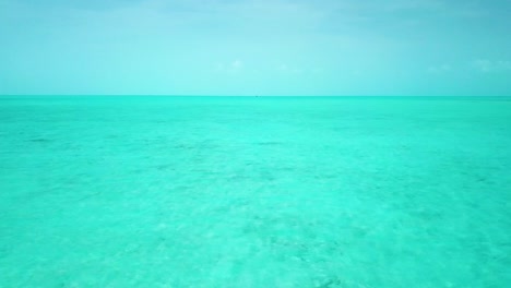 Agua-Cristalina-Del-Océano-Frente-A-La-Costa-De-Providenciales-En-El-Archipiélago-De-Las-Islas-Turcas-Y-Caicos