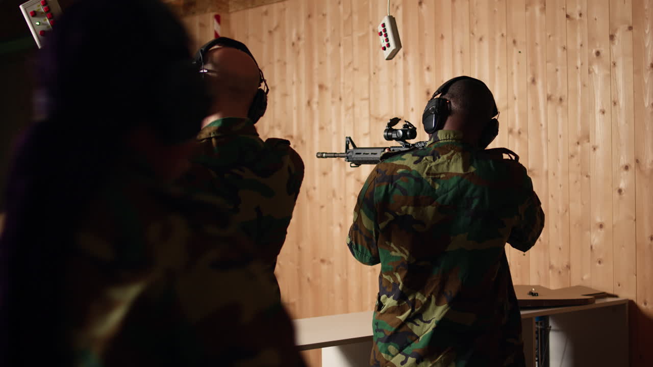 команда армейских солдат тренируется с огнестрельным оружием на стрельбище