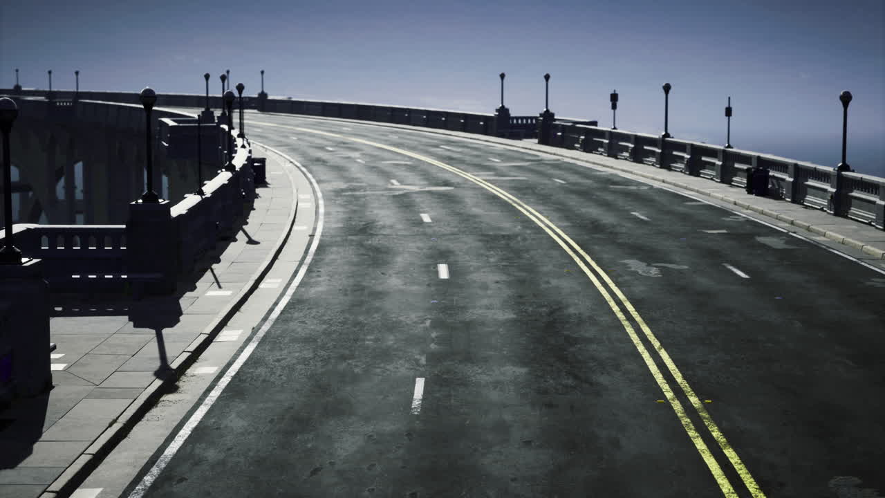 은 파란 하늘과 비어있는 차선으로 해안으로 이어지는 곡선 도로