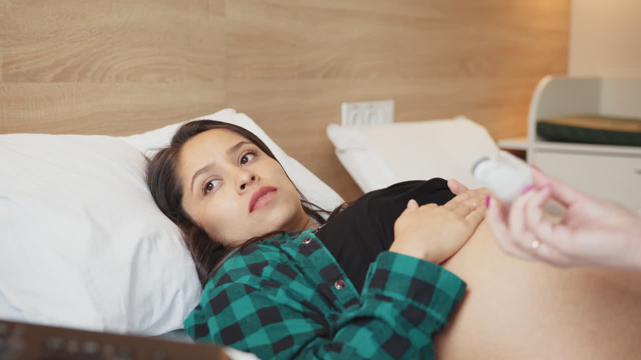 임신 중인 여성이 초음파 검사를 받고 있습니다.