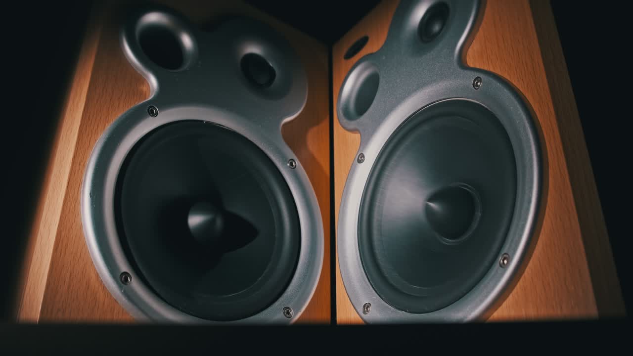 오디오 스피커는 검은색 배경에서 느린 동작으로 음향 베이스에서 진동