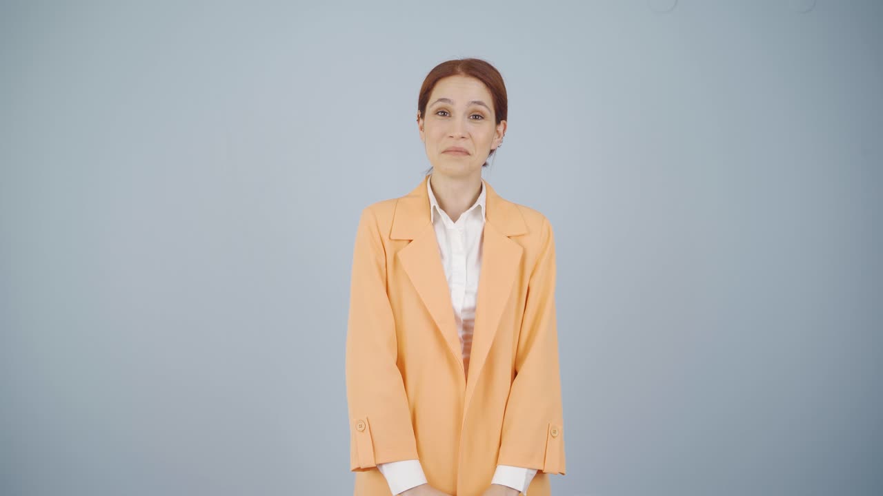 사업가 여성이 카메라에 "와우"라고 말합니다.