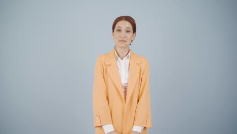 사업가 여성이 카메라에 "와우"라고 말합니다.