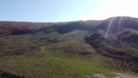 Luftaufnahme-Der-Hügel-Des-Landes-Bei-Sonnenuntergang-In-Der-Herbstsaison