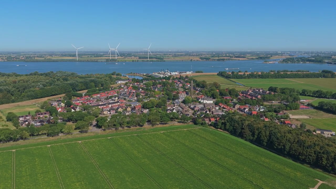 Vista aérea de un pequeño pueblo holandés cerca de un río