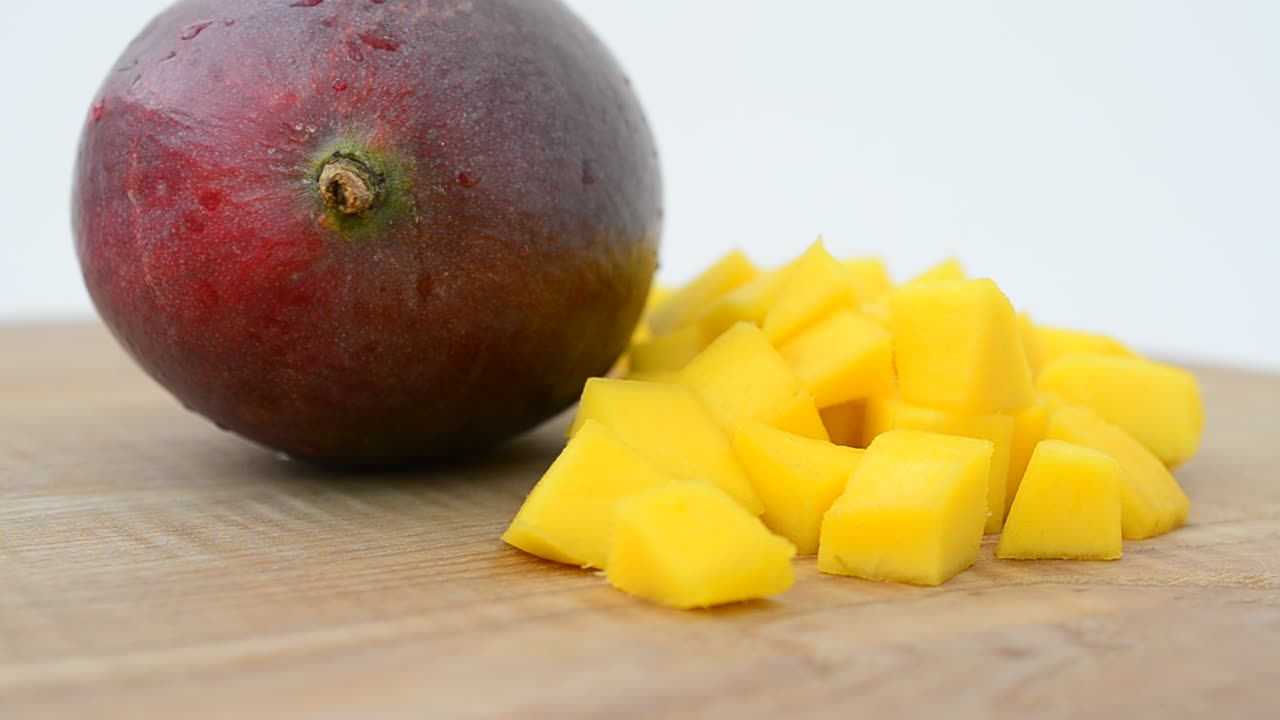 Mango su un tagliere di legno. Riprese in movimento.