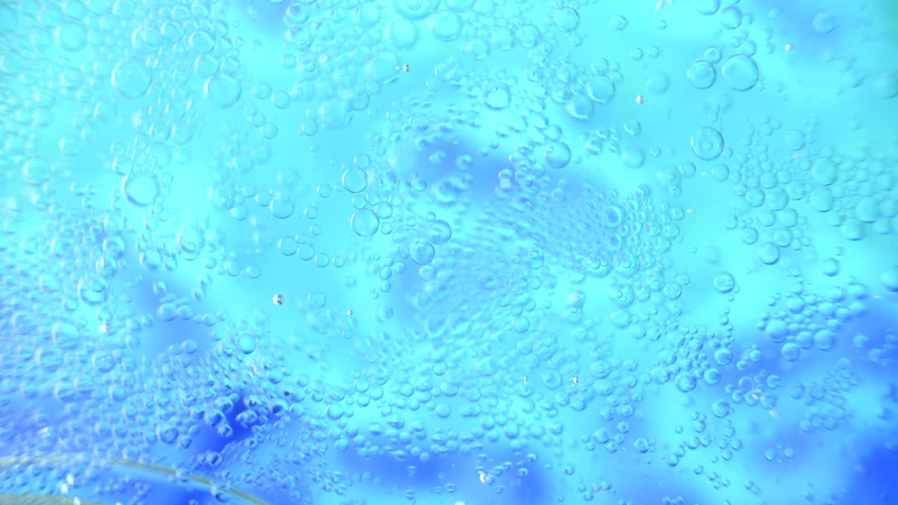 抽象的なオイルの滴が色とりどりの水の中に