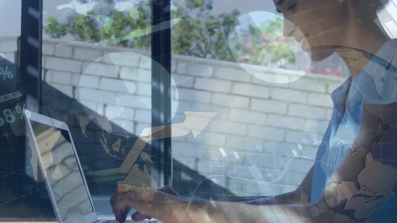 ノートパソコンとグラフを使用する女性