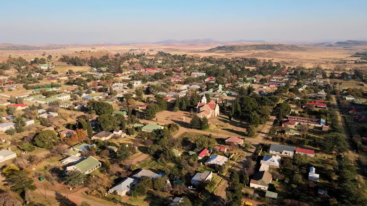 Veduta aerea di un paese rurale con una chiesa in Sudafrica