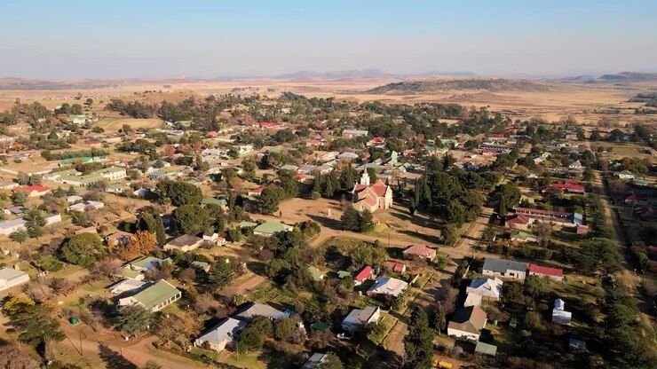 Veduta aerea di un paese rurale con una chiesa in Sudafrica